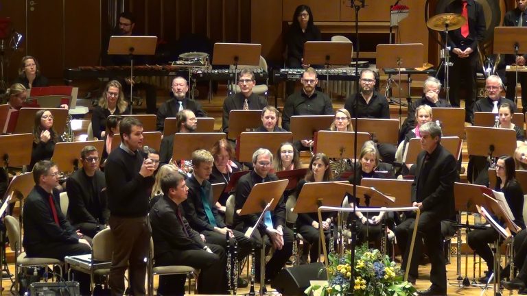 Martin Kirchharz bedankt sich beim Orchester für die Unterstützung für das studentische Musizieren